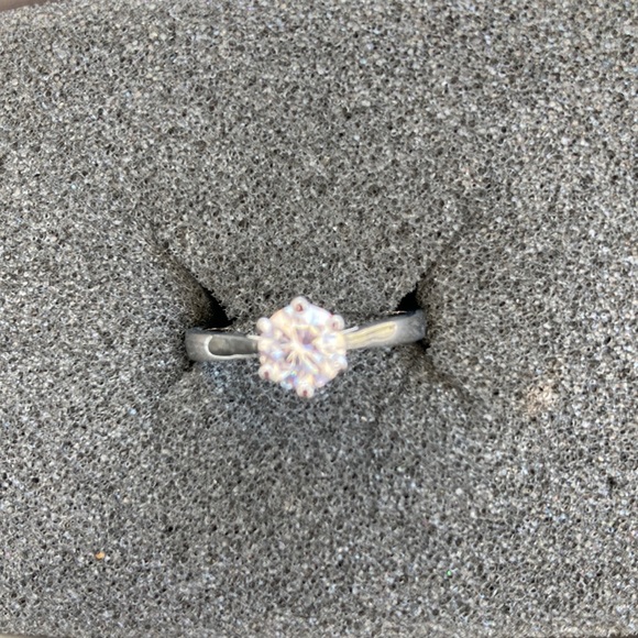 Princess-Cut Engagement Ring in Silver. - Picture 1 of 3